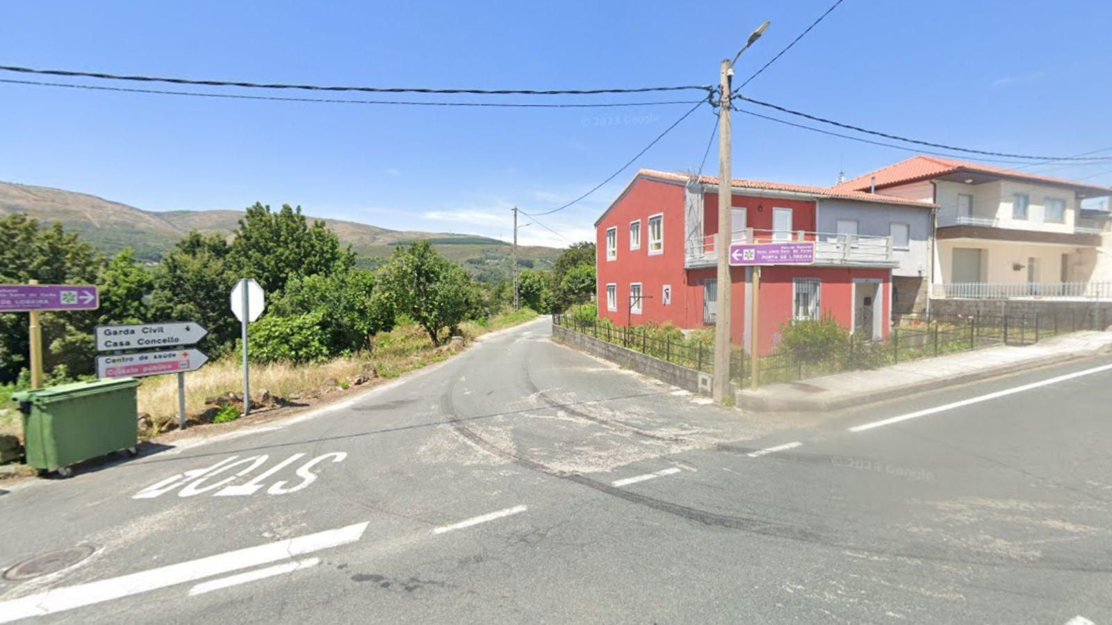 El accidente de tráfico ocurrió en la localidad de Lobeira, a la altura del kilómetro 8 de la carretera OU-1212.