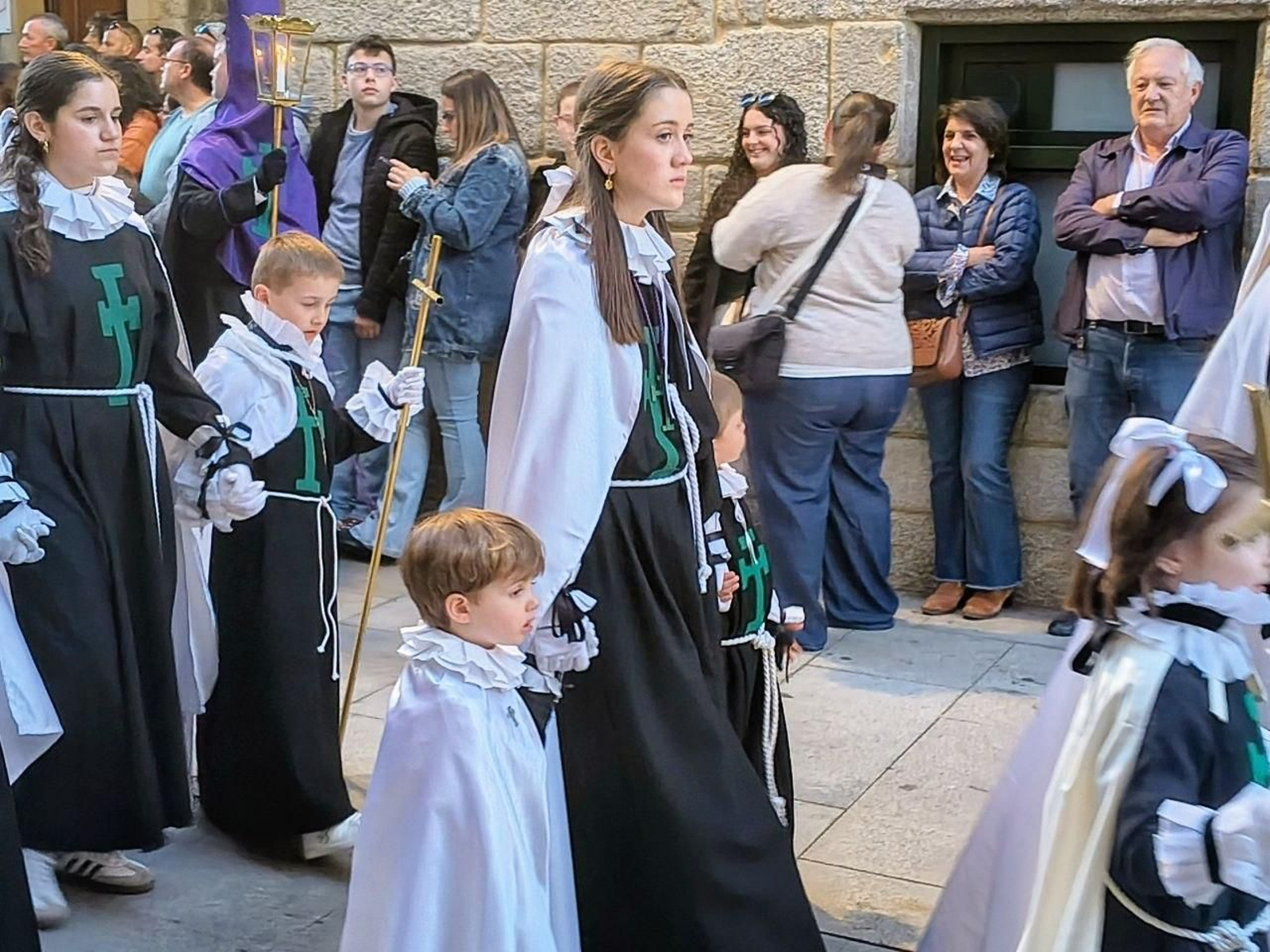 Galería | Emotiva procesión General del Santo Entierro en Pontevedra