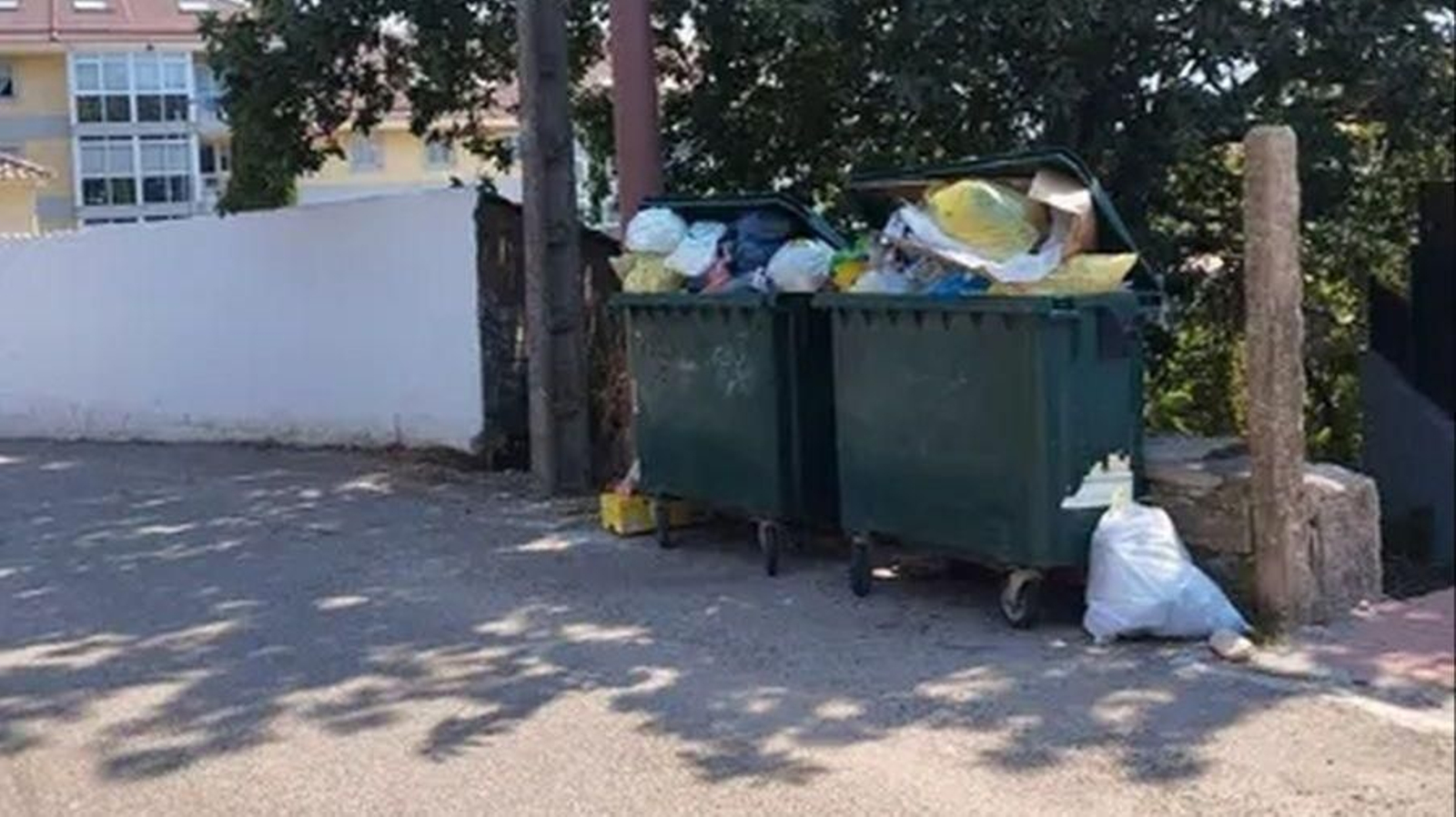 Contenedores de basura, hasta arriba en Nigrán.