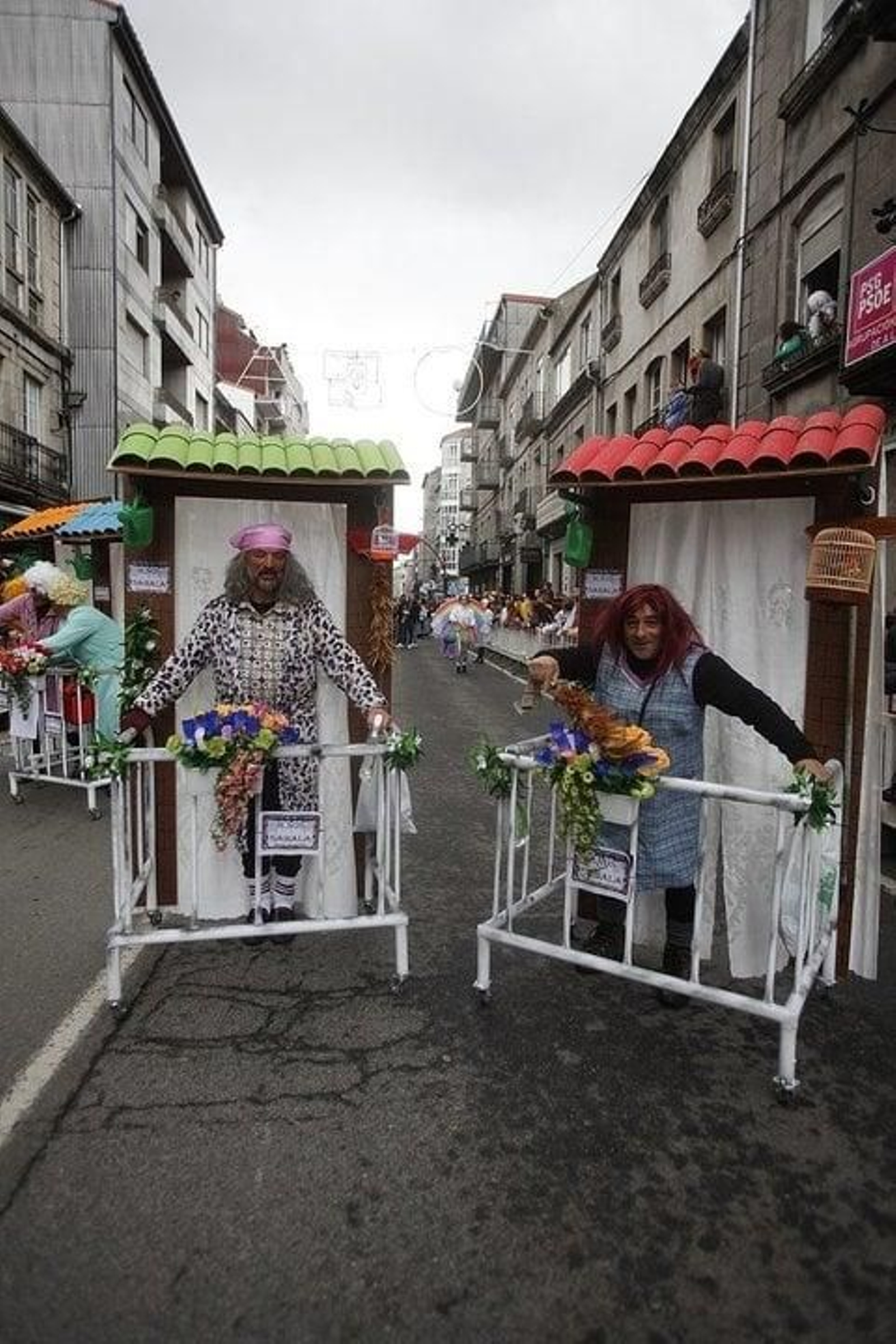 Personas convertidas en balcón