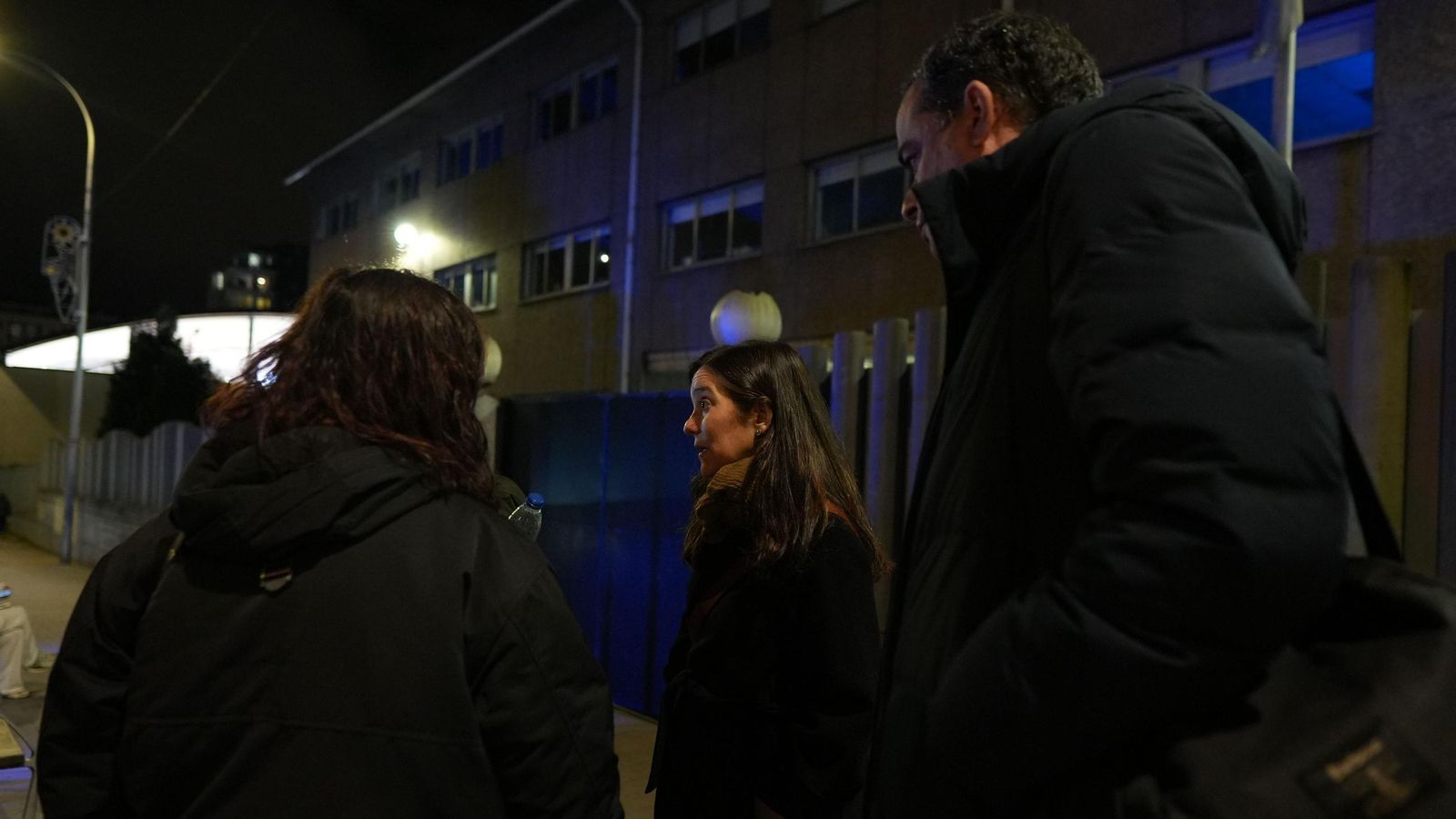 La alcaldesa de A Coruña, Inés Rey (en el centro), habla con una afectada, en la calle San Isidoro