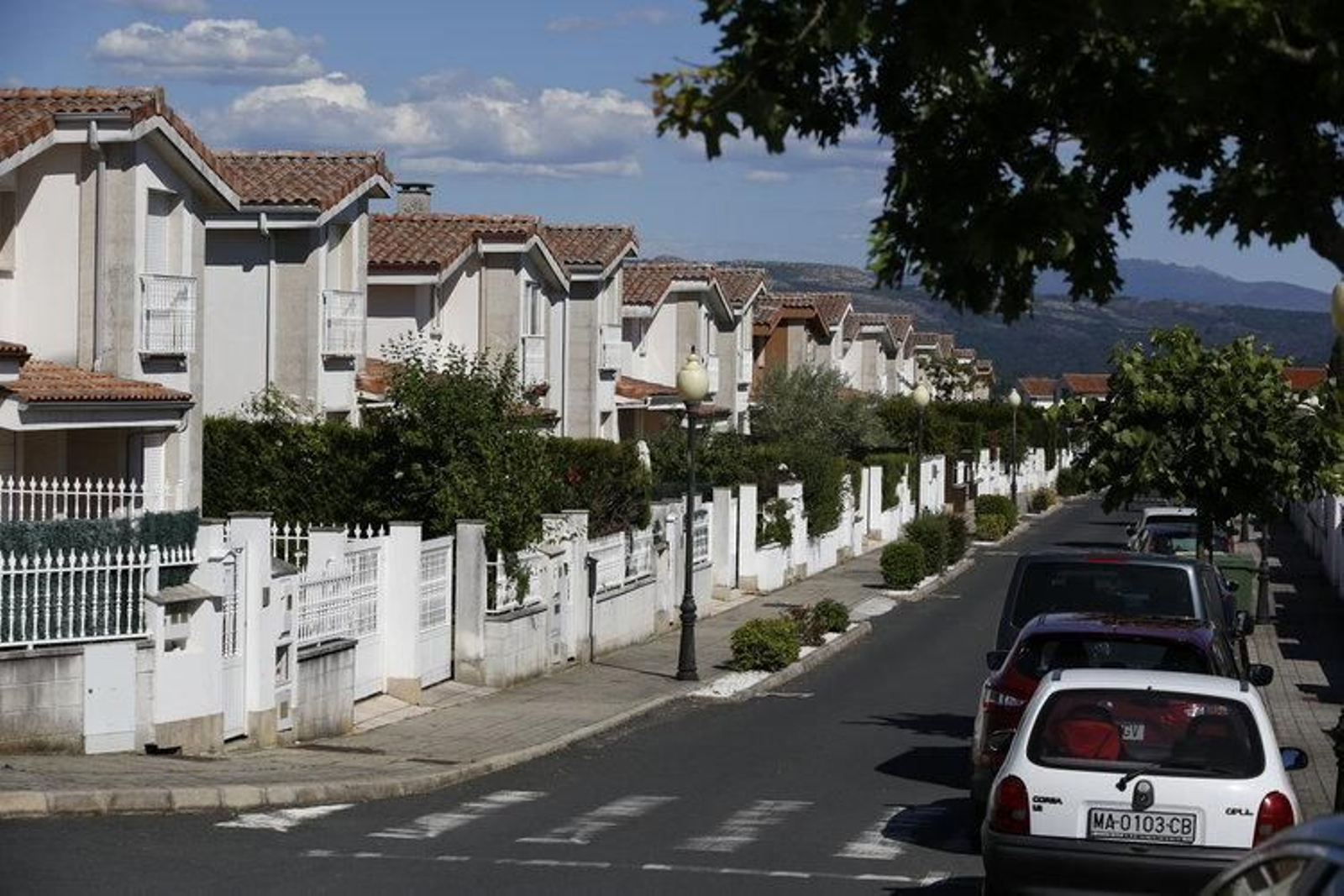 Una de las calles e inmuebles de la urbanización Monterrei, en la que se registro el robo (X.F.)