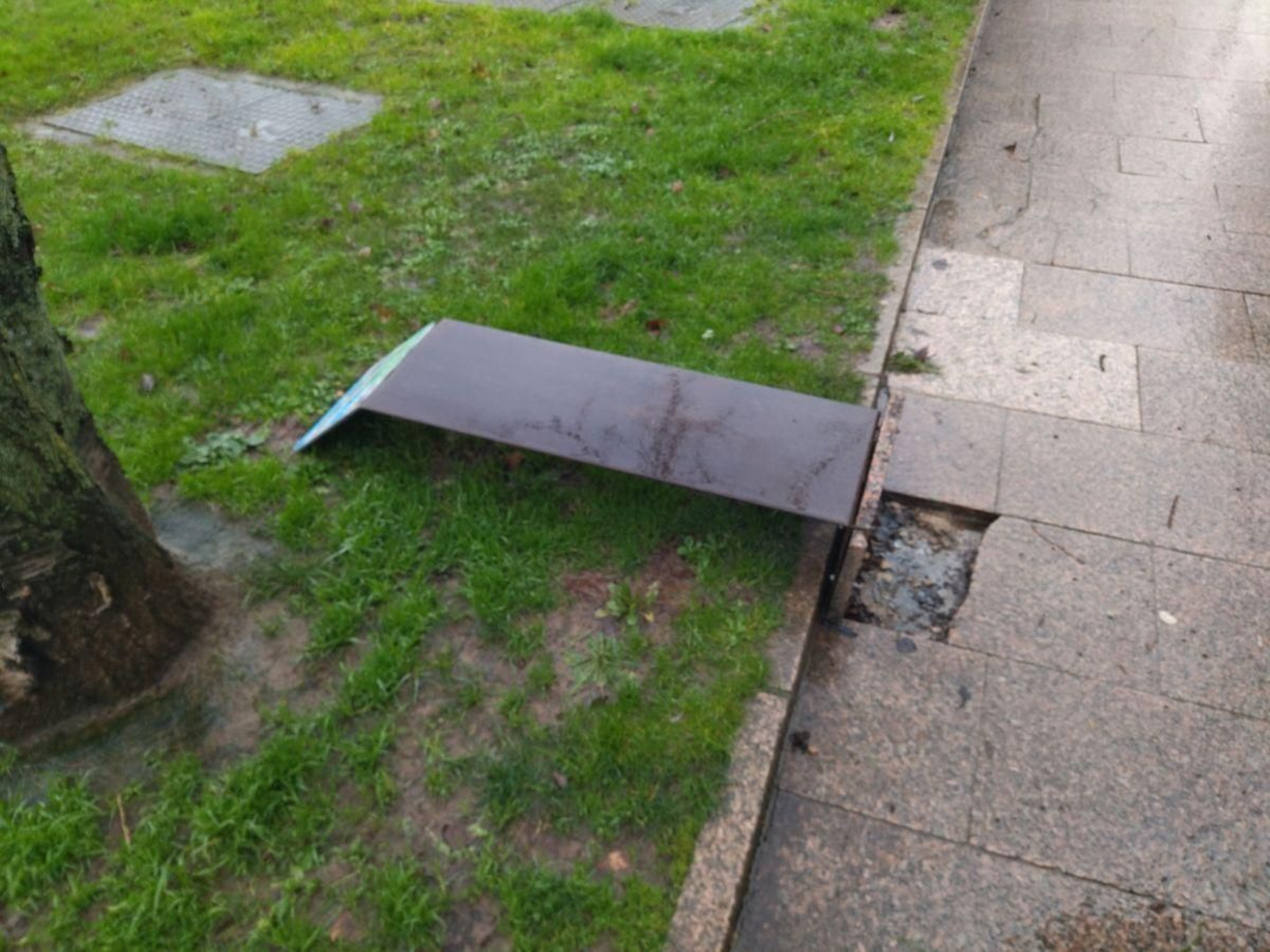 Panel caído en el Malecón de O Barco.