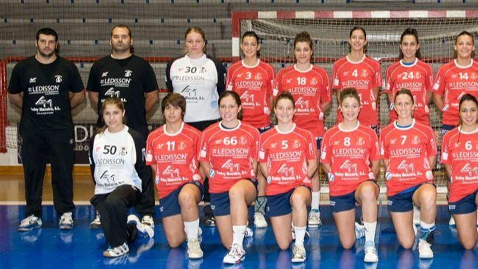 Isma Martínez y Abel Estévez, junto a la plantilla del Porriño en la campaña 2011/12.