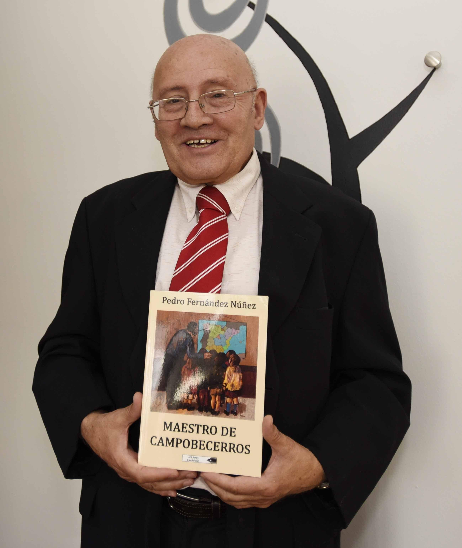 Pedro Fernández, con el libro que acaba de publicar.