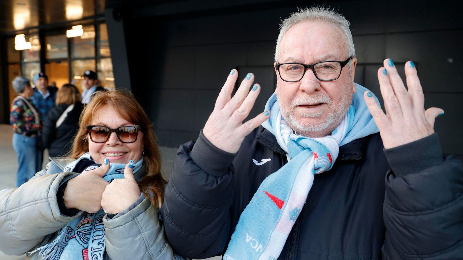 Cientos de personas asistieron a Balaídos con las uñas pintadas.