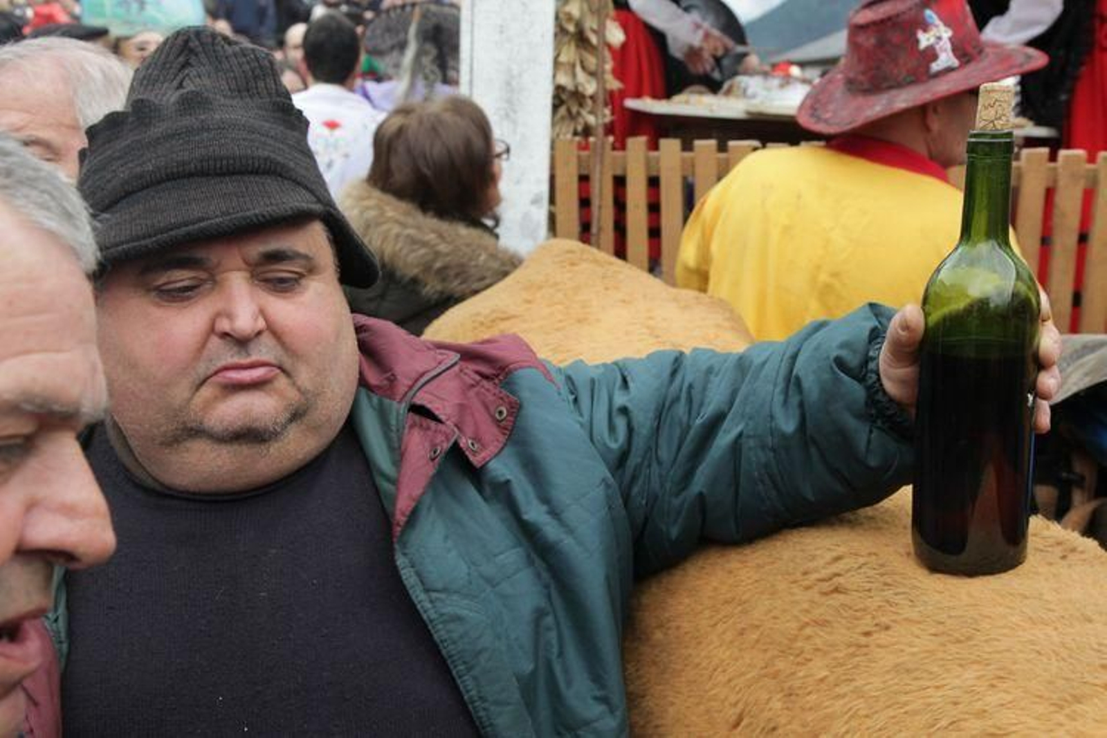 Laza recibe a los peliqueiros con bica y licor café