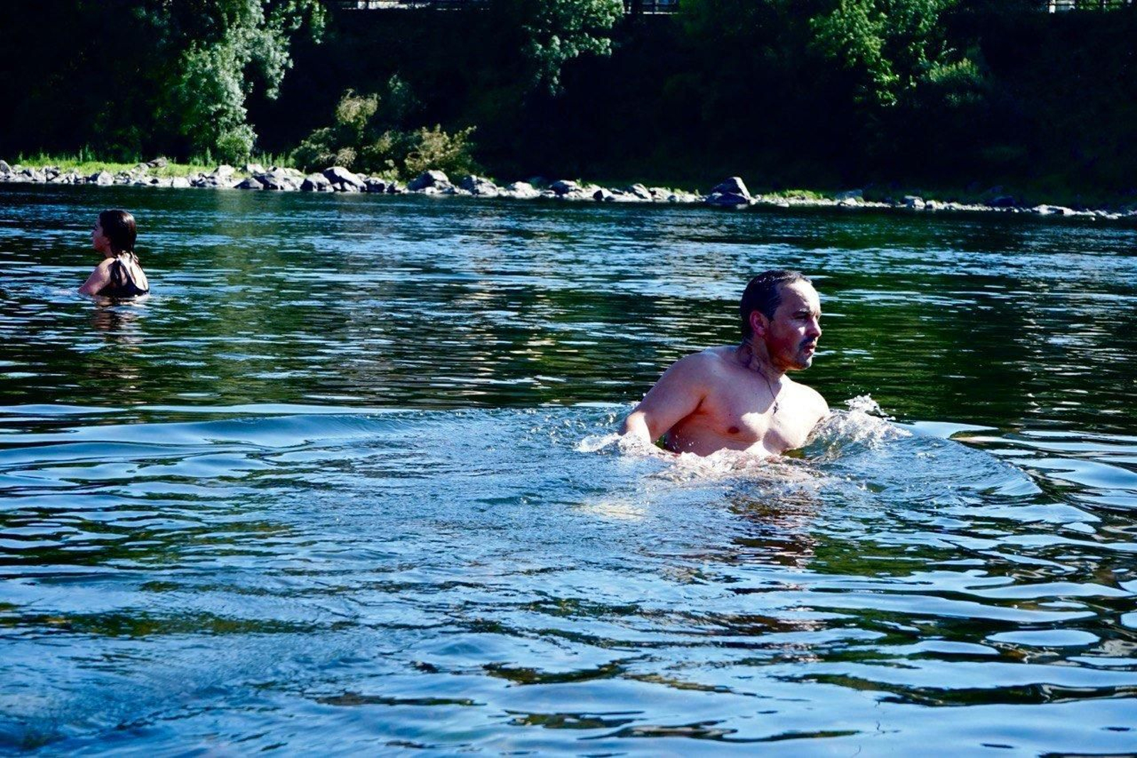 Gente en el Miño refrescándose