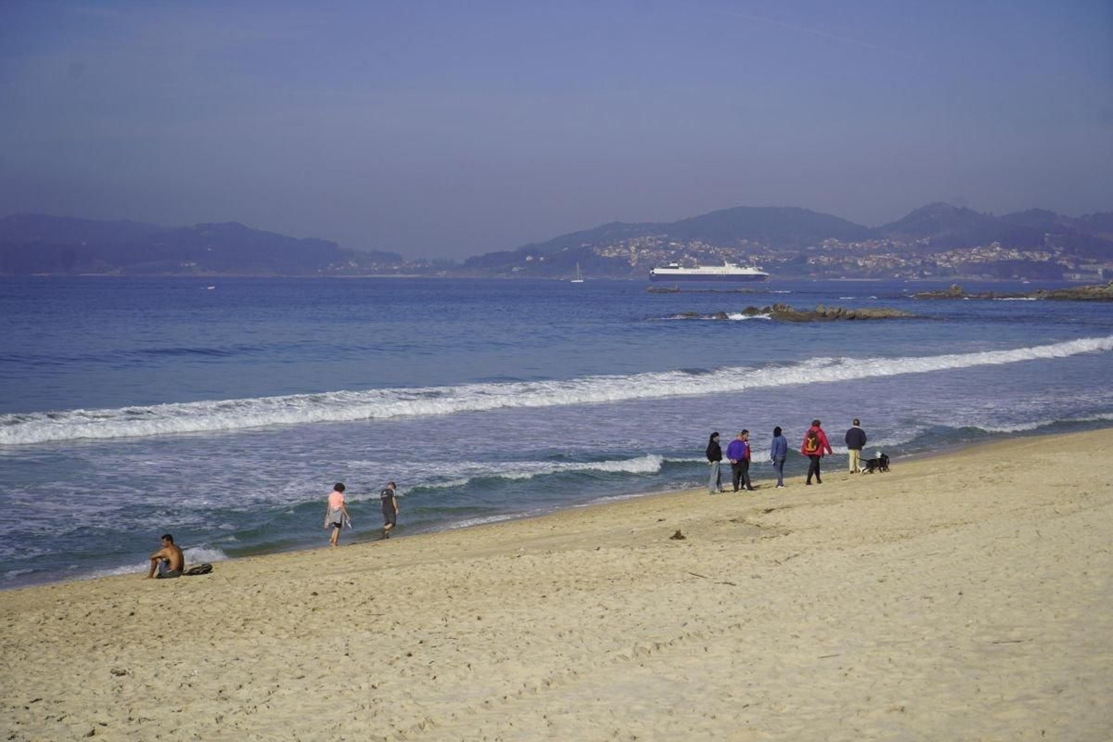 Algunos aprovecharon el inusual calor para dar una vuelta por Samil ayer.