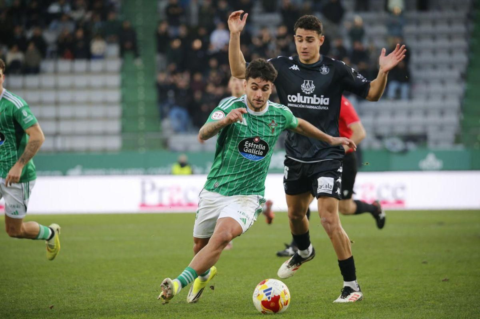 El racinguista Escobar trata de superar a Brais Val, del Arenteiro, durante el encuentro.