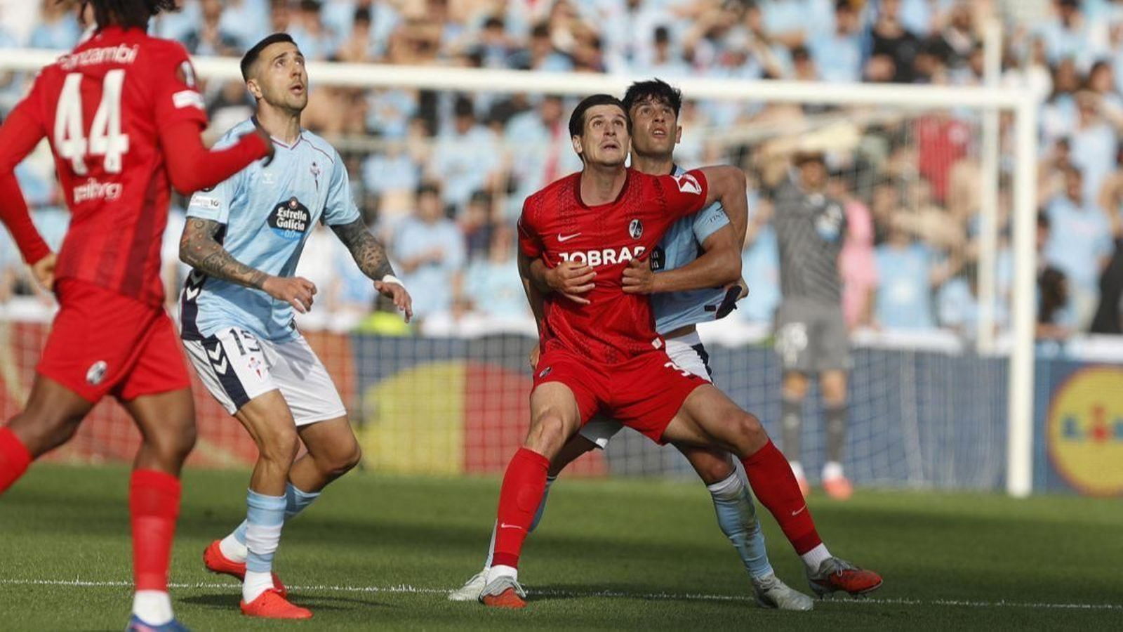 El defensor volvió a participar como titular después de casi tres meses y vivió un duelo intenso con el delantero visitante Igor Matanovic.