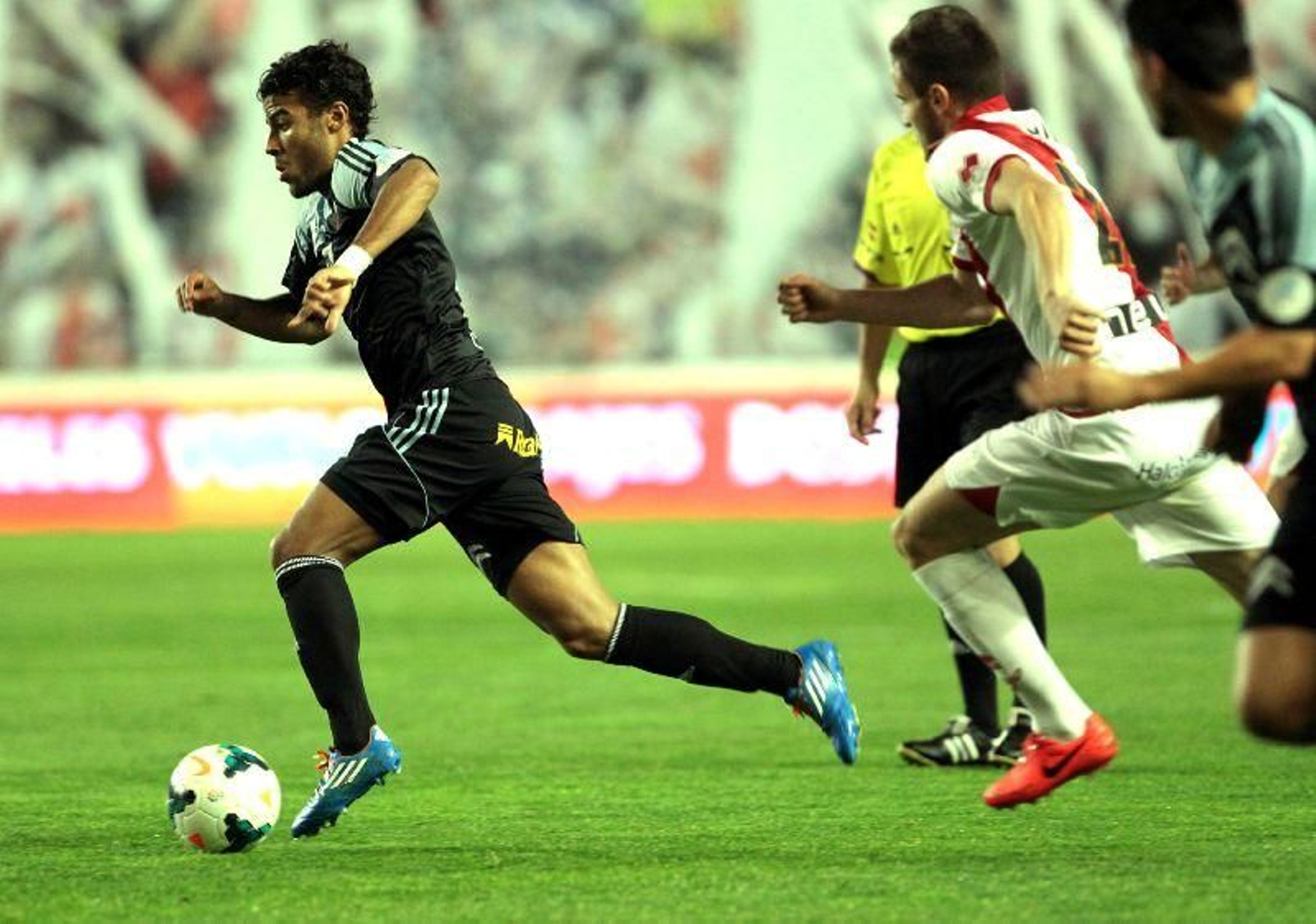 Rafinha trata de irse de un rival en el partido disputado anoche en el estadio de Vallecas.