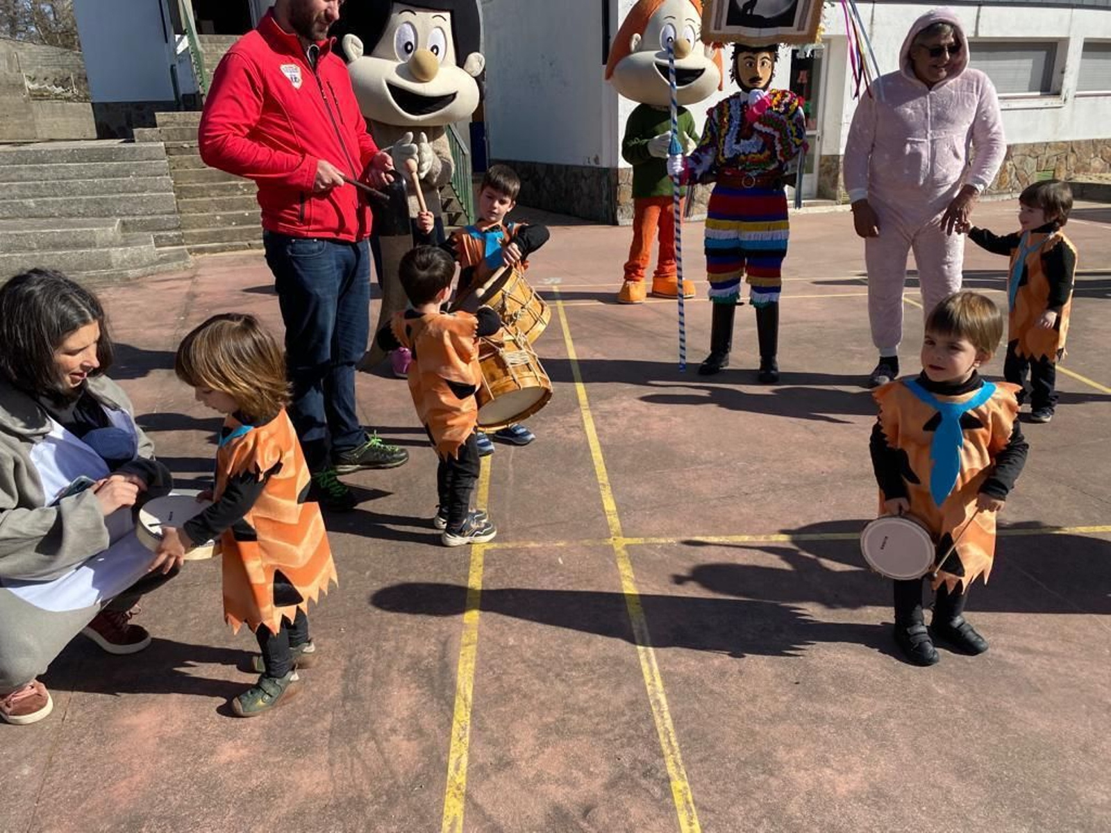 Desfile infantil en Vilariño de Conso acompañados por los Bolechas