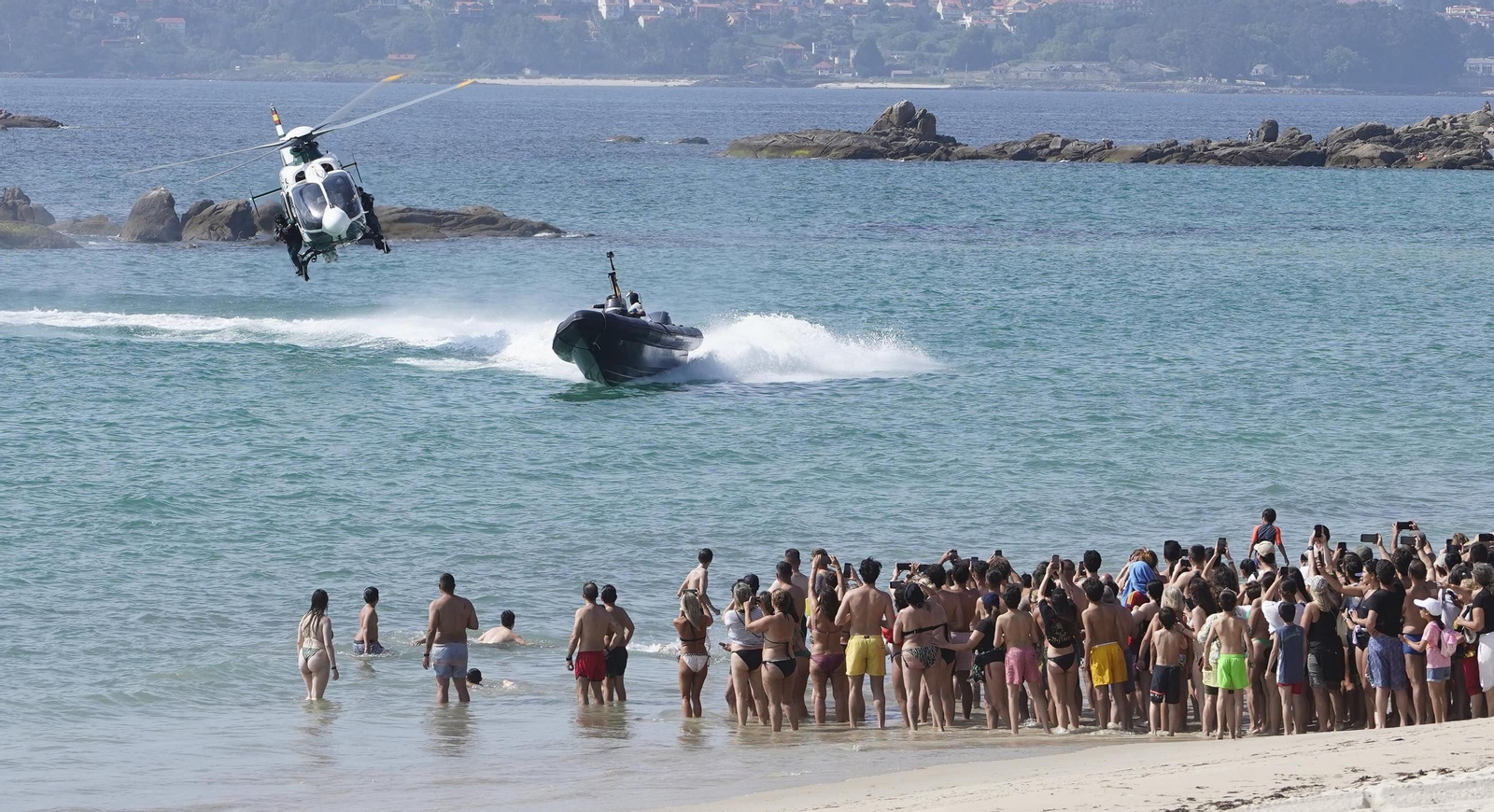 Galería | Felipe VI participa en la revista naval y presencia la exhibición de militares en Samil