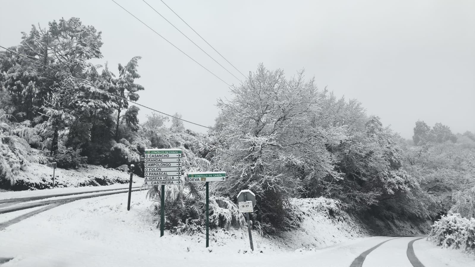 Galería | La nieve da la bienvenida al invierno en A Cañiza