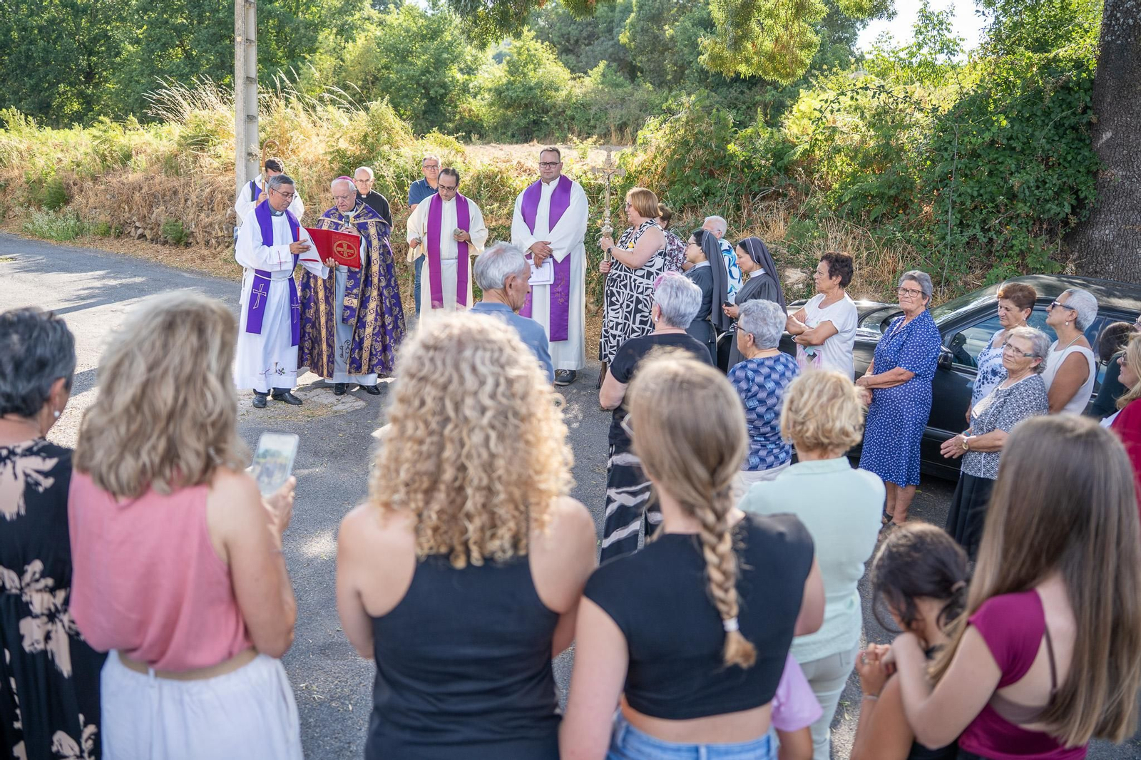 Momentos del acto de purificación y bendición celebrado en la iglesia parroquial de Parada de Ribeira tras la sustracción de sus piezas litúrgicas