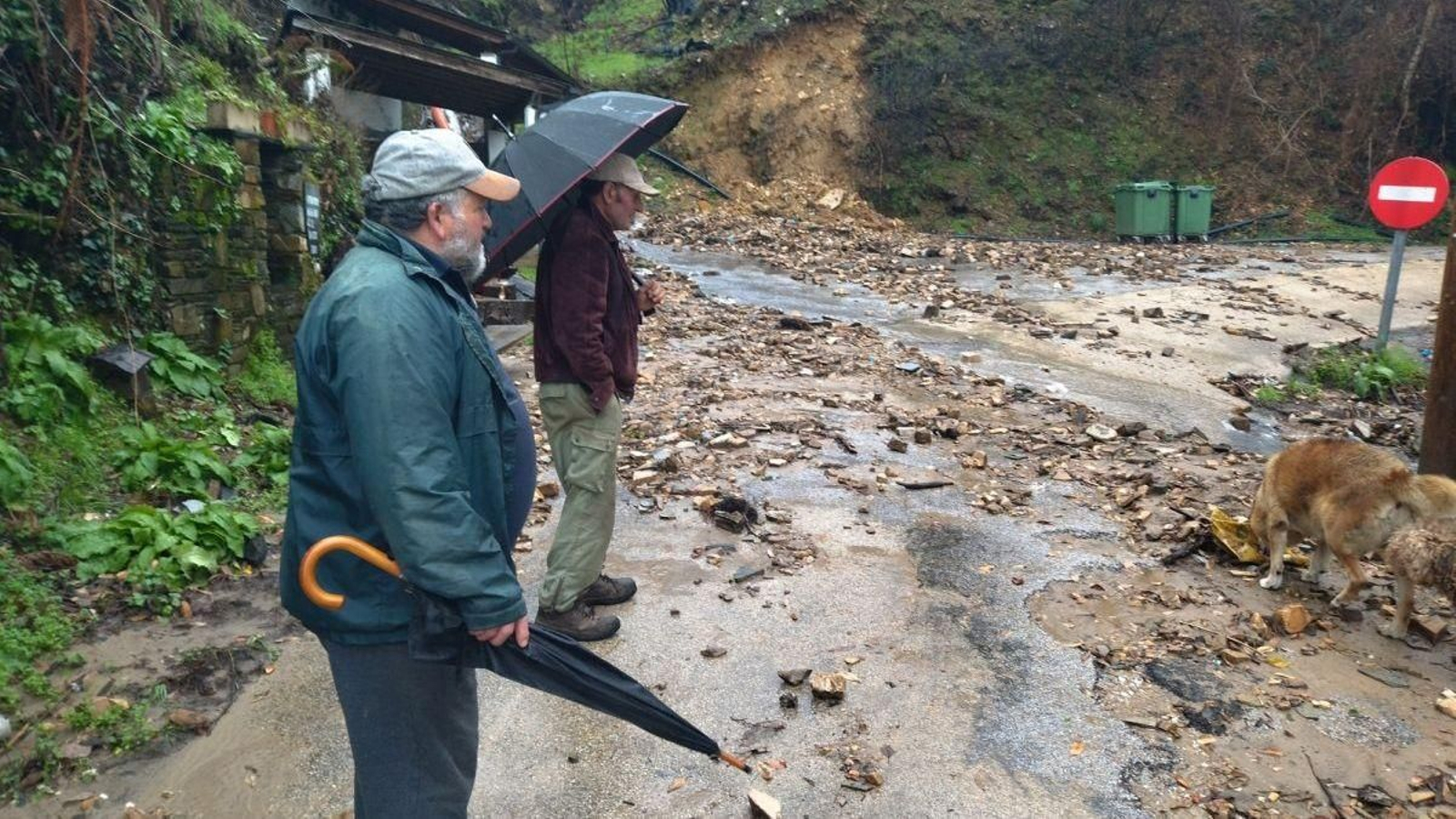 Clemente González, a la izquierda, observa daños del agua.