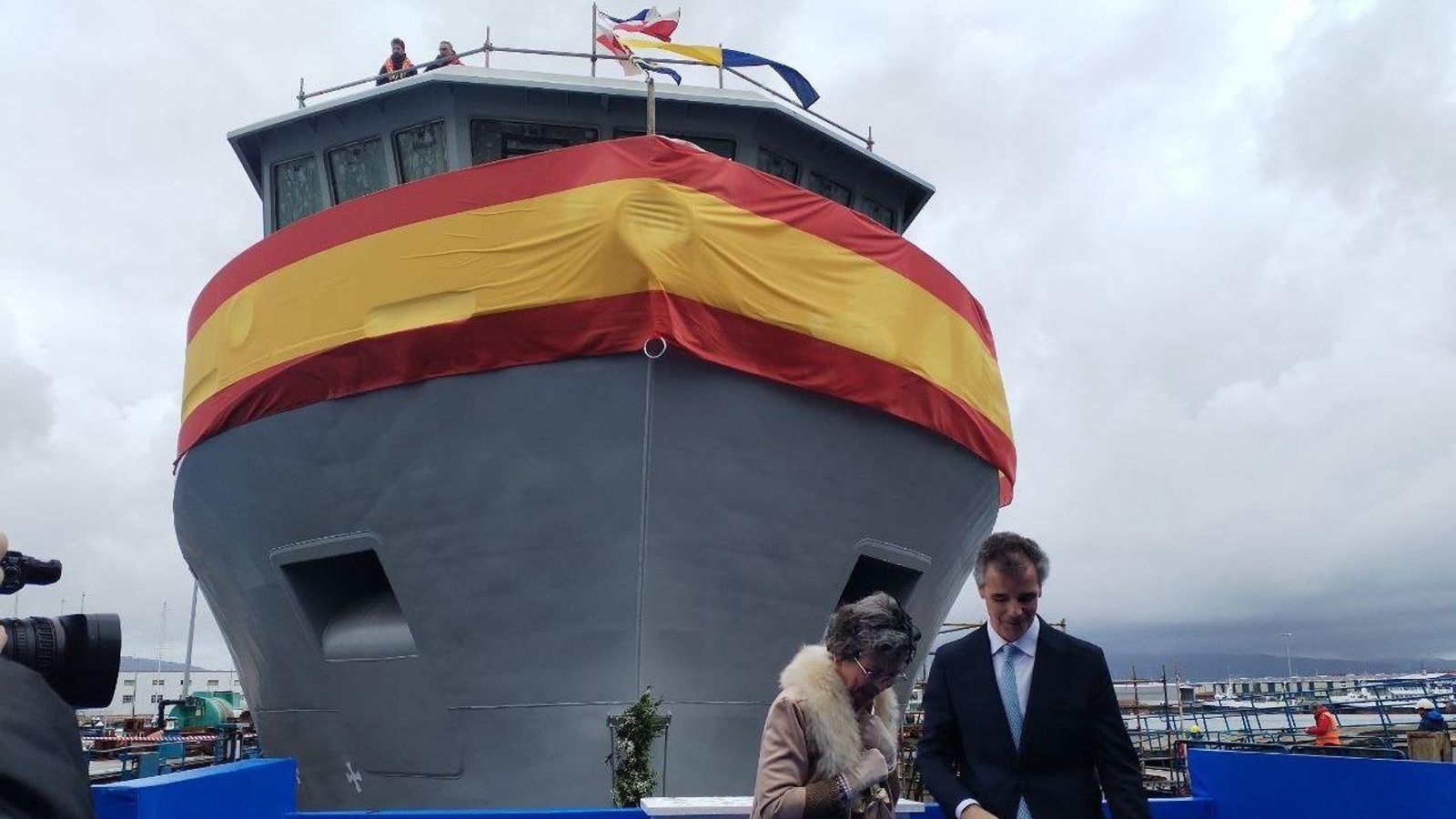 El director general del astillero, Marcos Freire, y la madrina del buque, Olga Vallespín, primera buceadora profesional en España.
