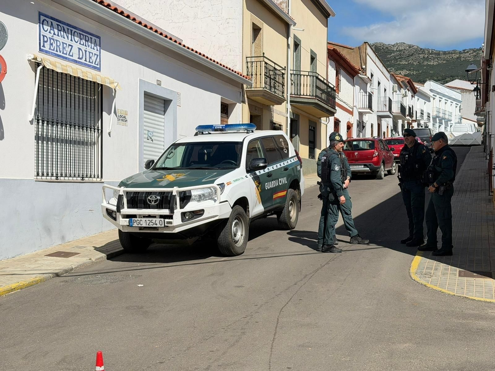 Agentes de la Guardia Civil en Hornachos.