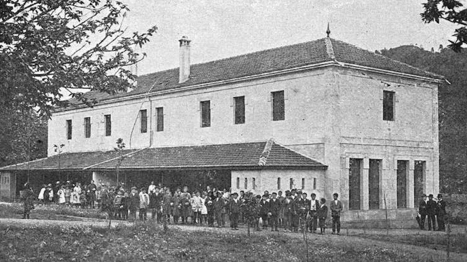 Inauguración en 1924 de las Escuelas en Punxín. Vida Gallega nº 254.