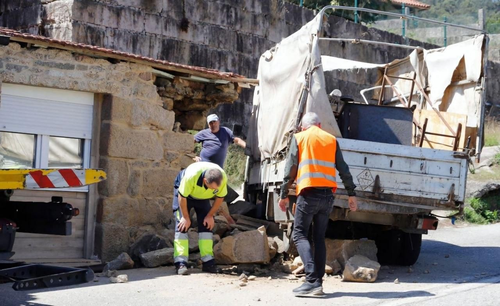 El vehículo de transporte de chatarra empotrado contra la vivienda.