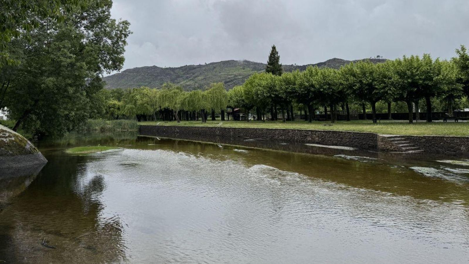 El Búbal a su paso por Vilaza se estrena en la comarca que presume de más áreas bañistas.