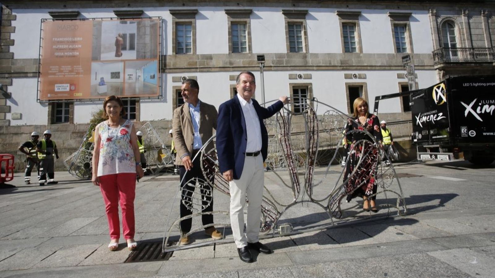 Abel Caballero, mostrando los motivos que iluminarán la ciudad junto a Elena Espinosa, Ángel Rivas y María Lago.