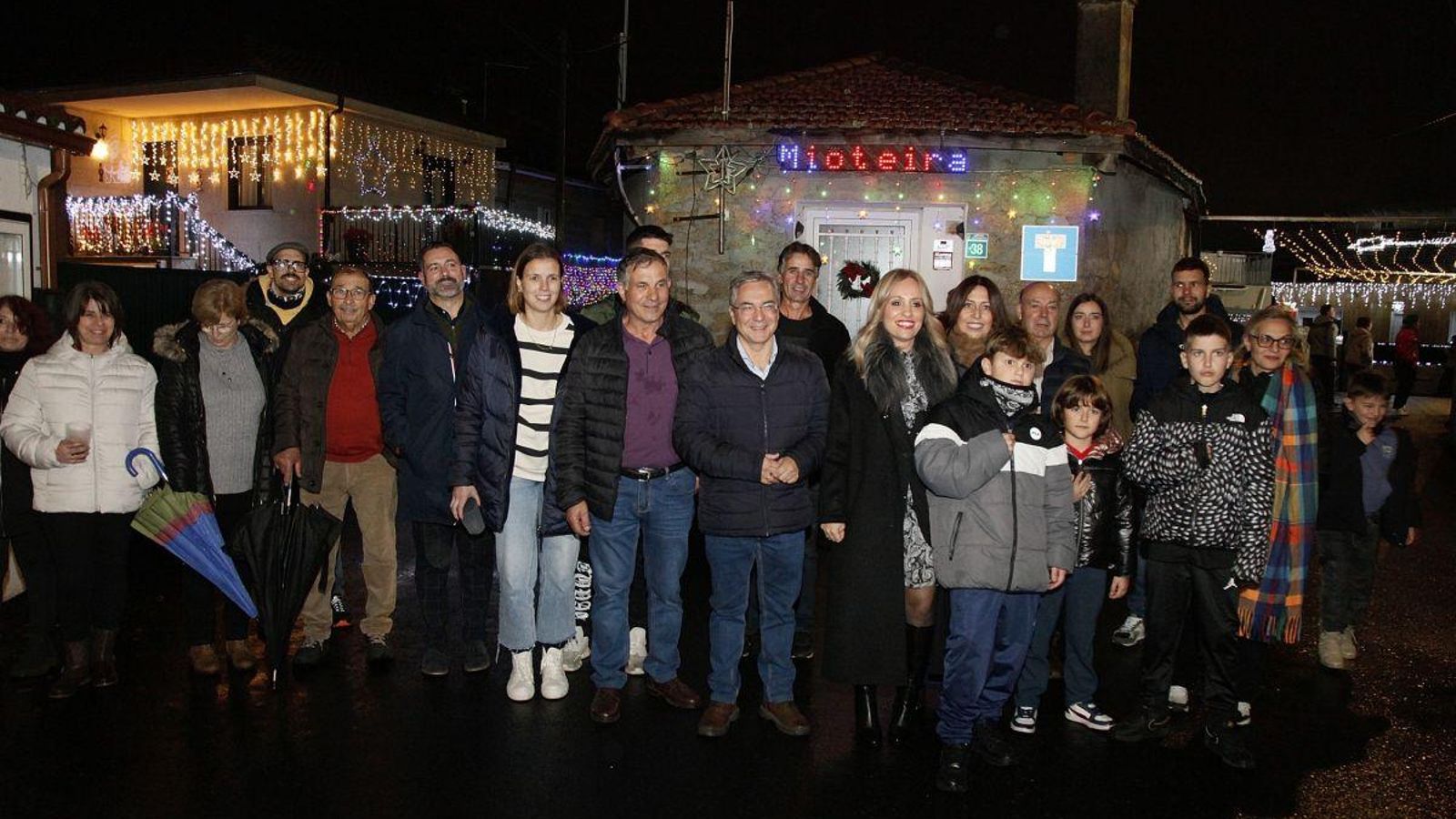 Los vecinos de la aldea de A Mioteira recibieron la visita de Luis Menor y Marta Novoa en su primer día de luces.