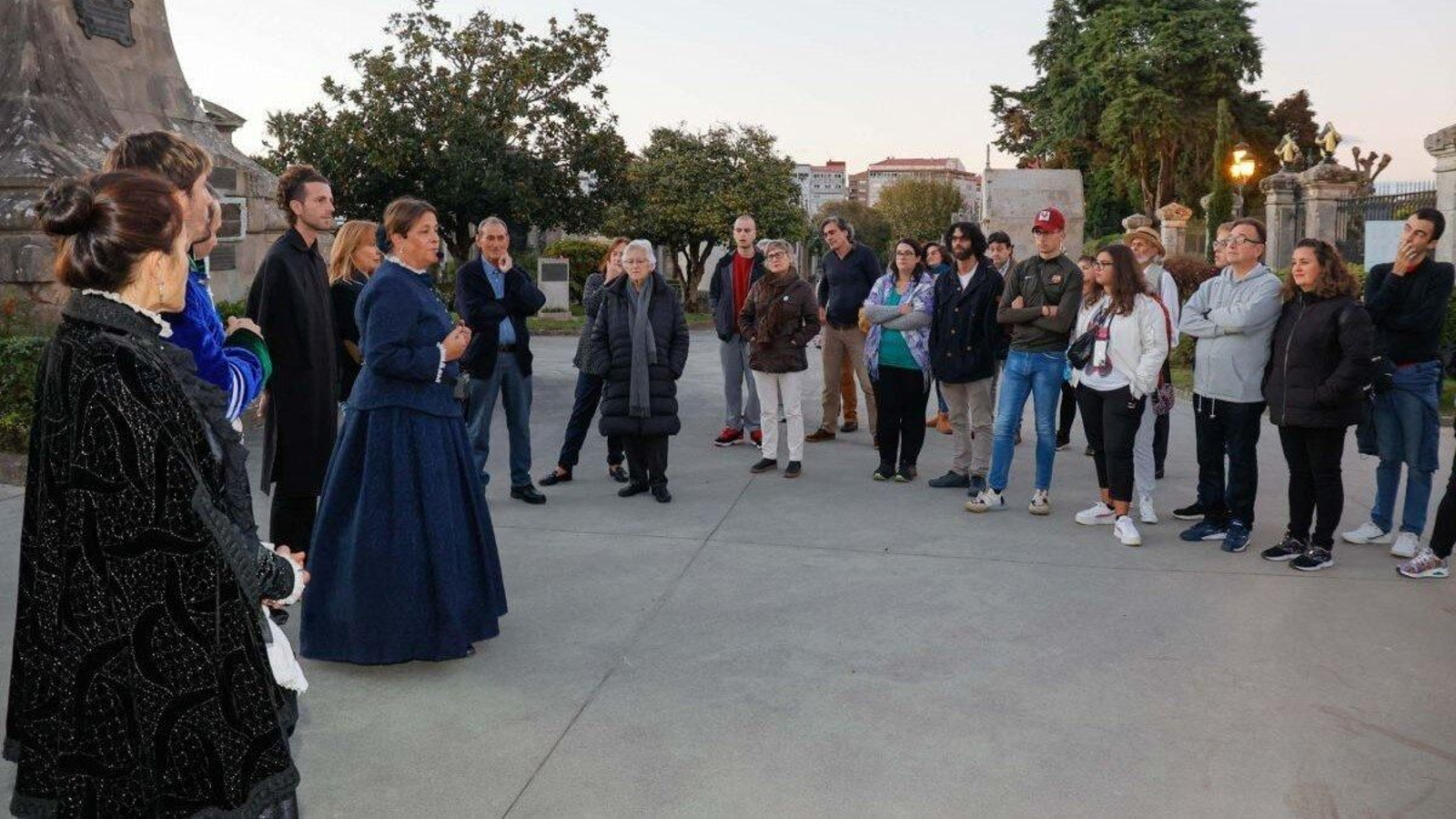 Un instante de la primera tanda de visitas realizada ayer en el cementerio de Pereiró.