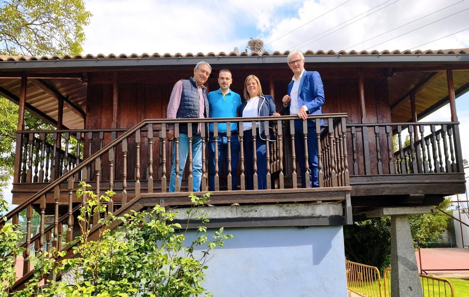 Gimena Llamedo subida a un hórreo asturiano