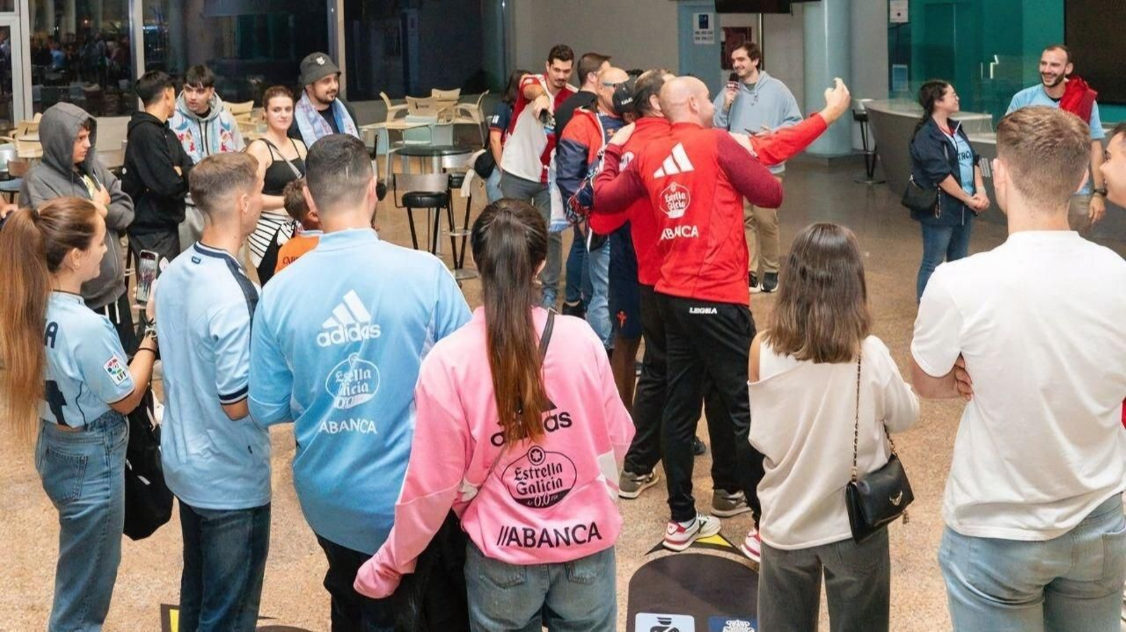 Aficionados reciben al Celta en Peinador. // Celta