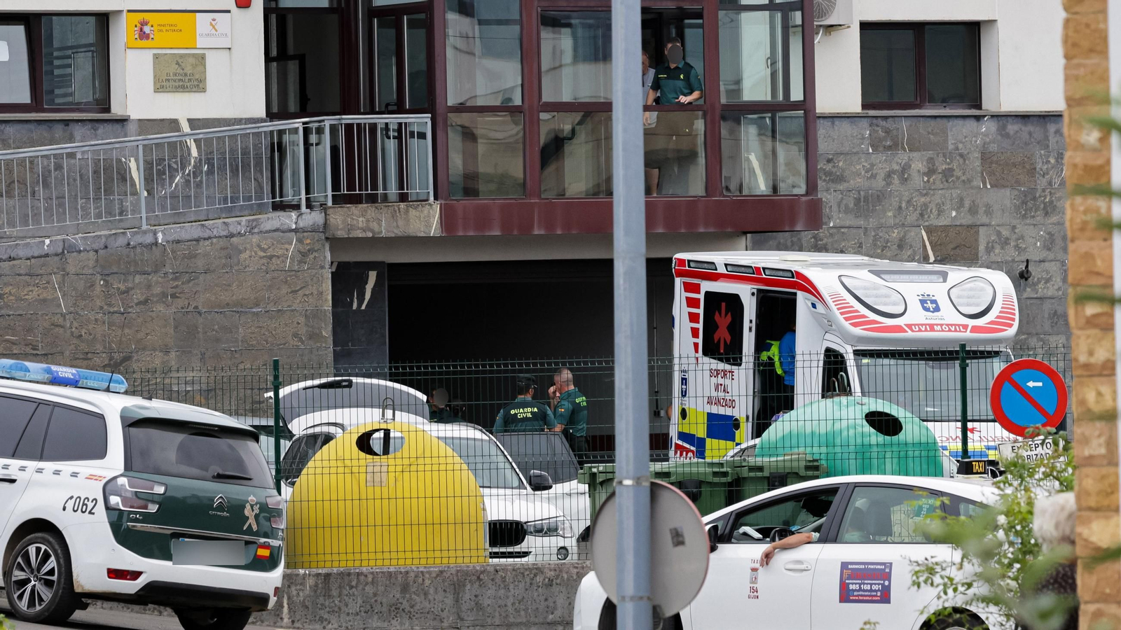 Varios agentes de la guardia cilvil y una ambulancia UVI móvil, en la puerta de entrada del cuartel en Llanes.
