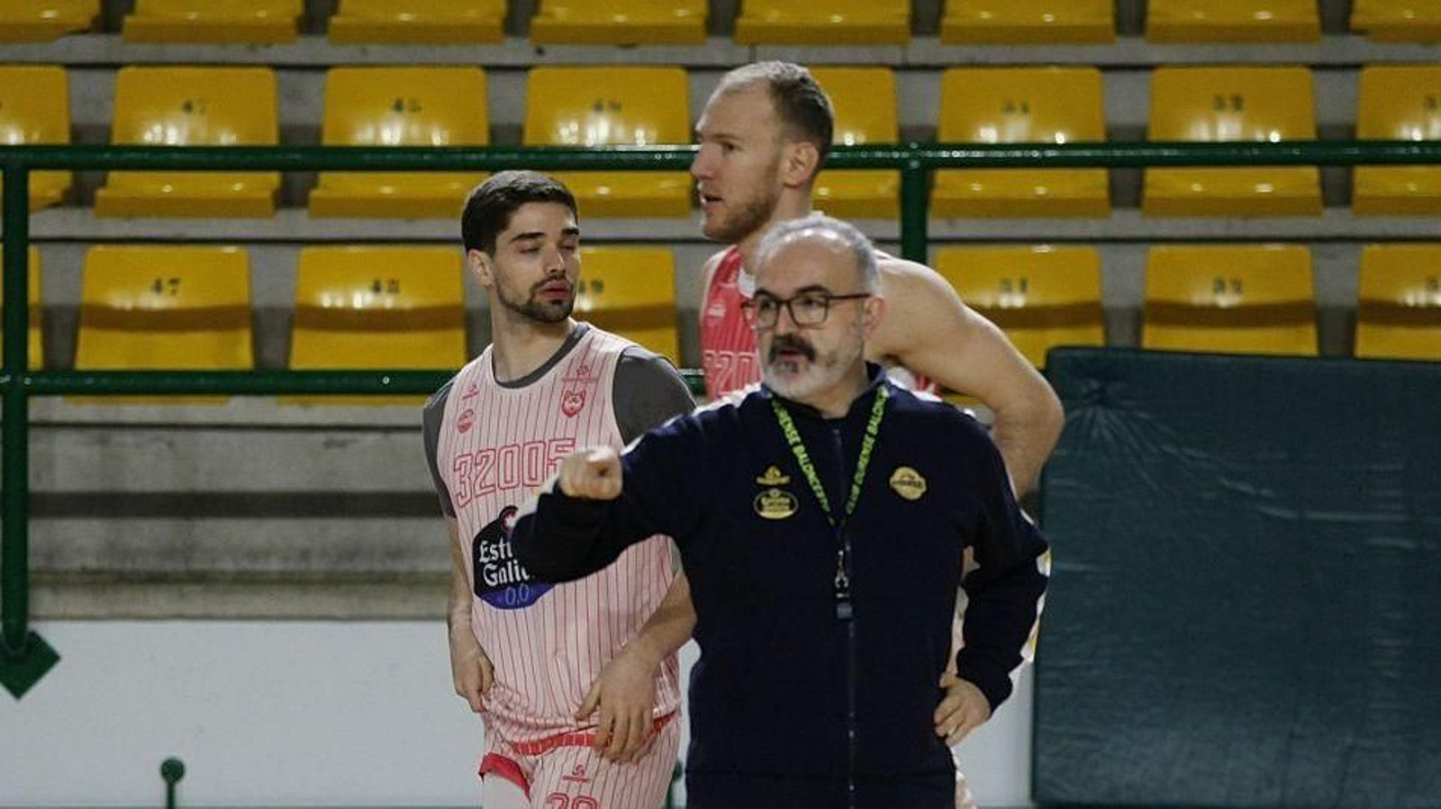 Moncho López, delante de Vrabac y Lisboa en un entrenamiento.