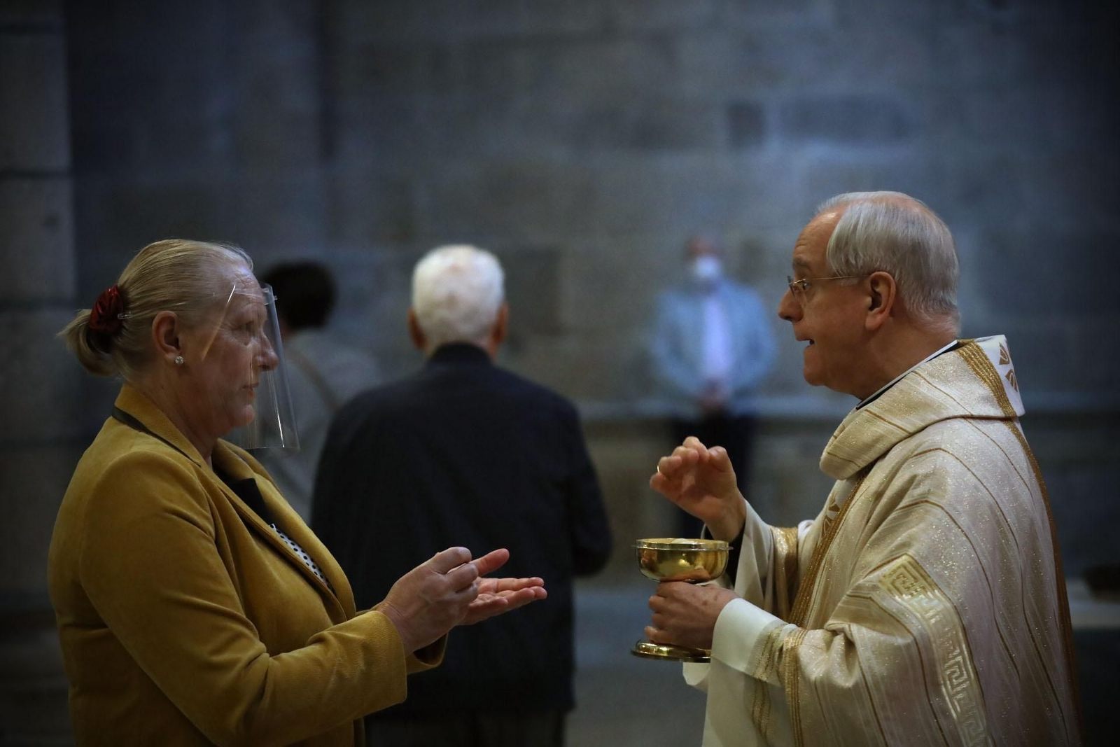 Los fieles regresan a la Catedral // FOTO: JOSÉ PAZ