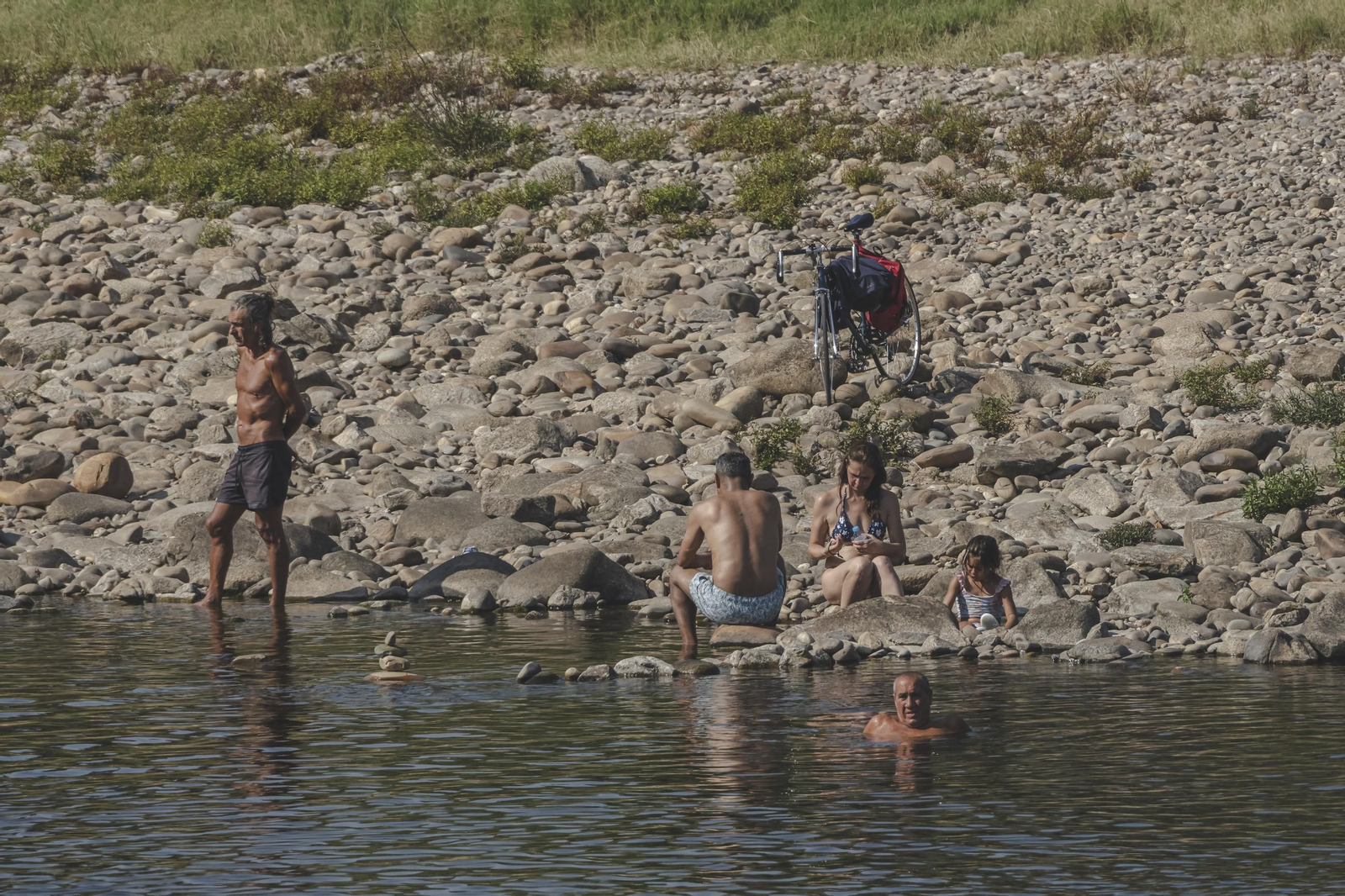 Galería | Los ourensanos combatiendo el calor en una jornada de calor extremo