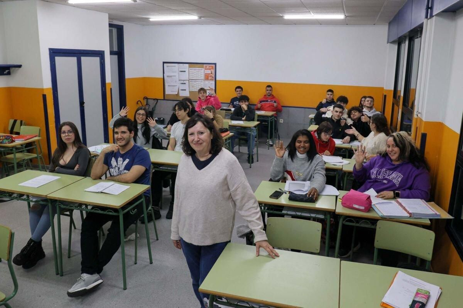 Una profesora con alumnos del programa de educación para adultos en el IES Castelao de Vigo.