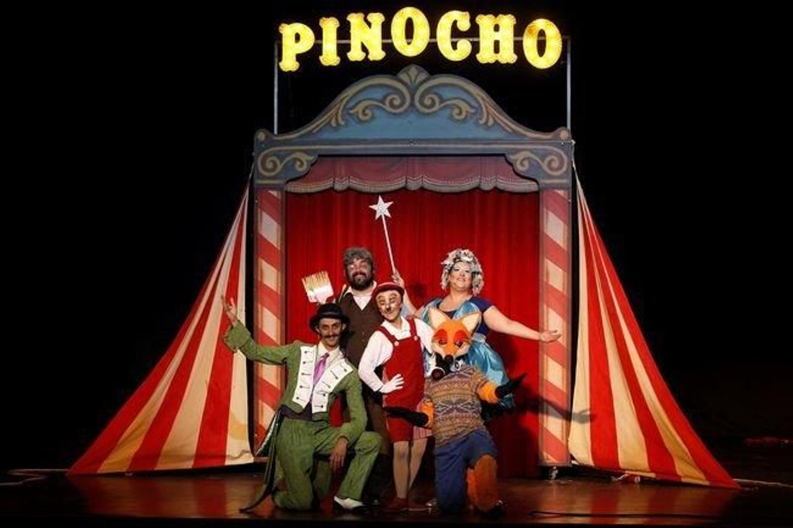 Pinocho acompañado por Pepiño Grilo, el hada Mimadriña y Raposo