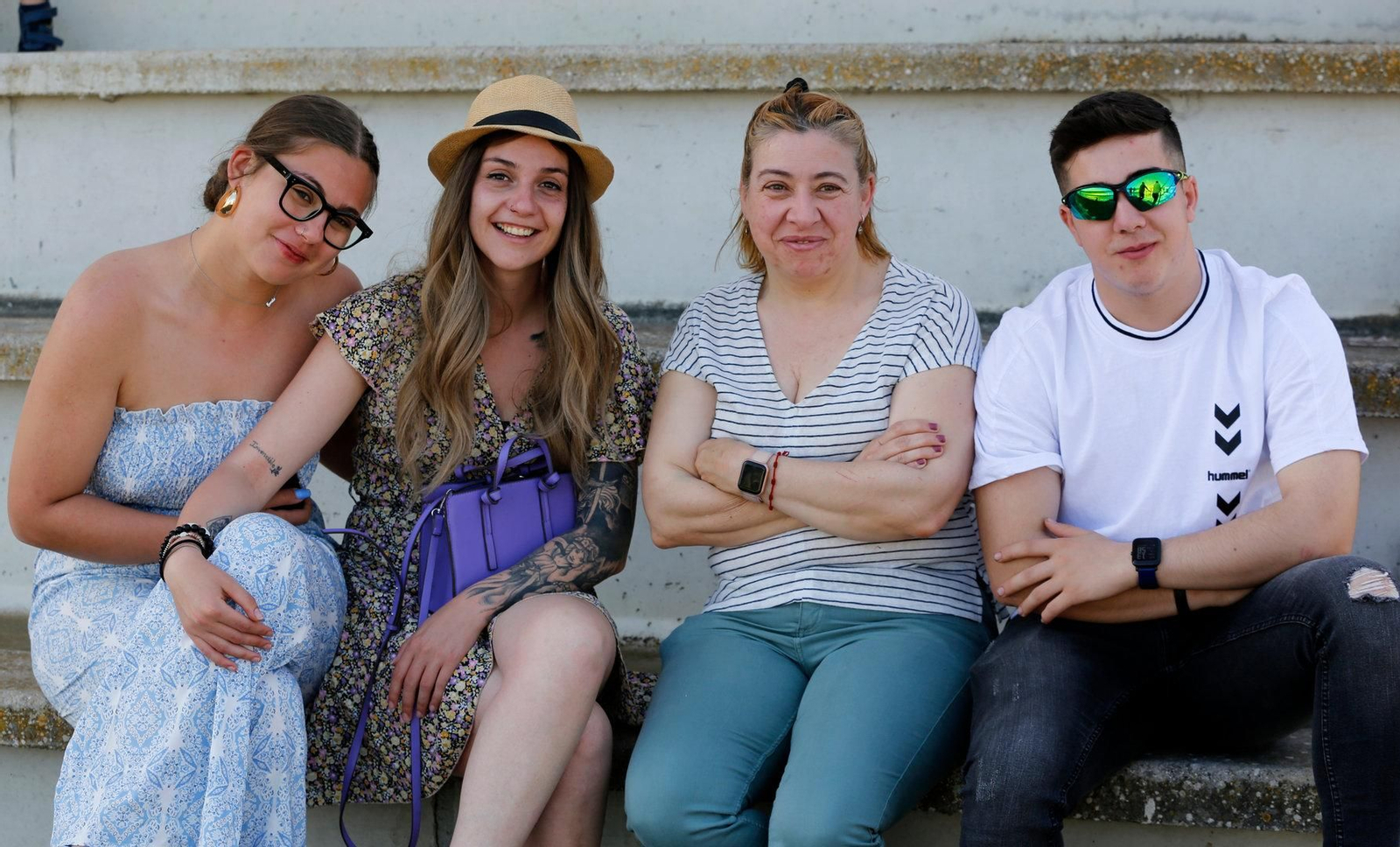 Aficionados posando para la cámara.