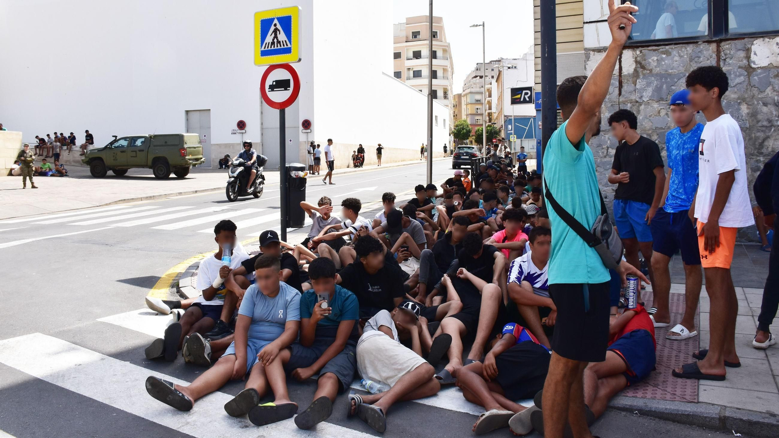 Un grupo de menores espera para ser filiado en una comisaría de la Policía Nacional, a 10 de agosto de 2026