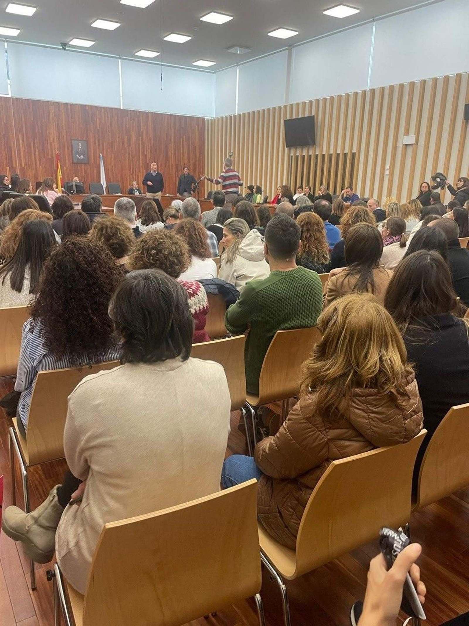 La ‘macrosala’, ayer, abarrotada durante la reunión.