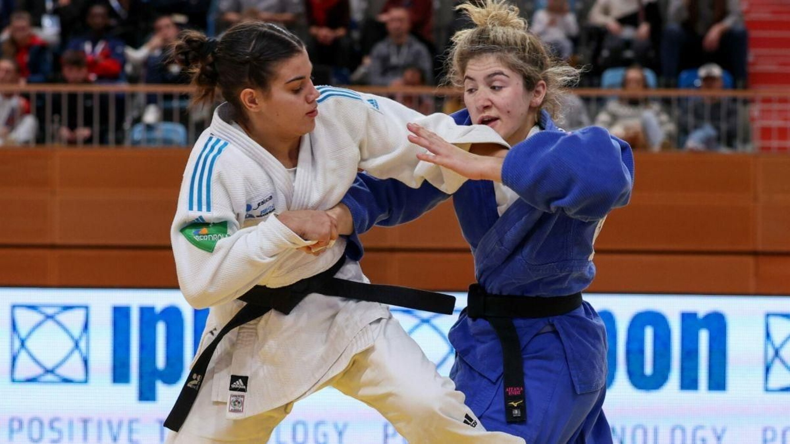 La viguesa Laura Vázquez (de blanco) en una acción de la final.