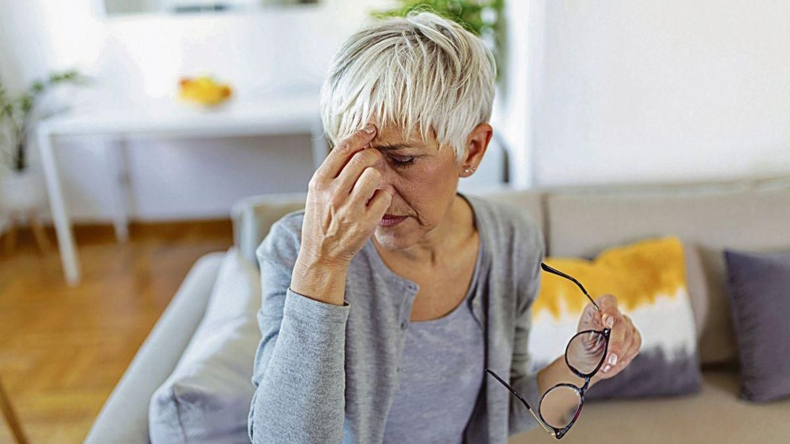 Una persona sufre dolor de cabeza por un glioma.