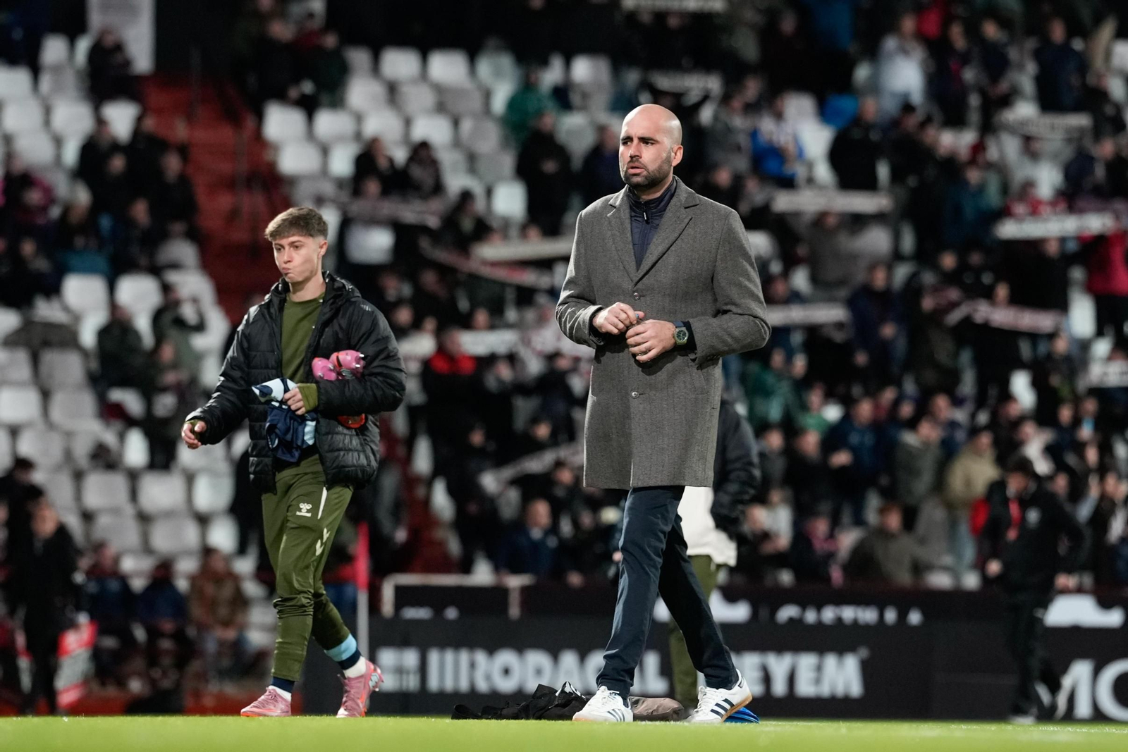 El entrenador céltico, Claudio Giráldez, camina ayer en el Belmonte con Óscar Marcos al fondo.