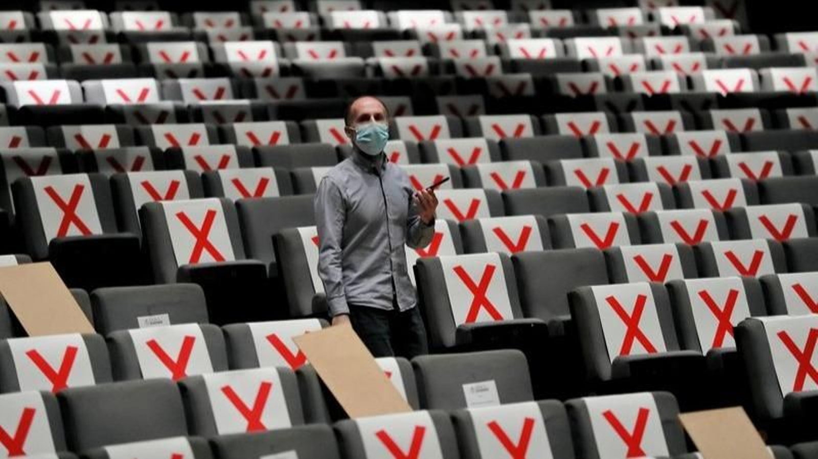 Gonzalo Pérez Jácome, con su teléfono móvil, en el Auditorio antes de un pleno (JOSÉ PAZ).