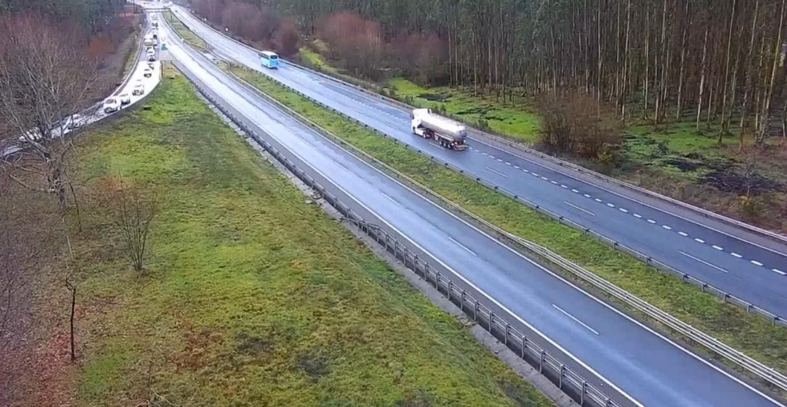 El accidente se produjo en la AP-9 a la altura de Oroso y provocó retenciones.