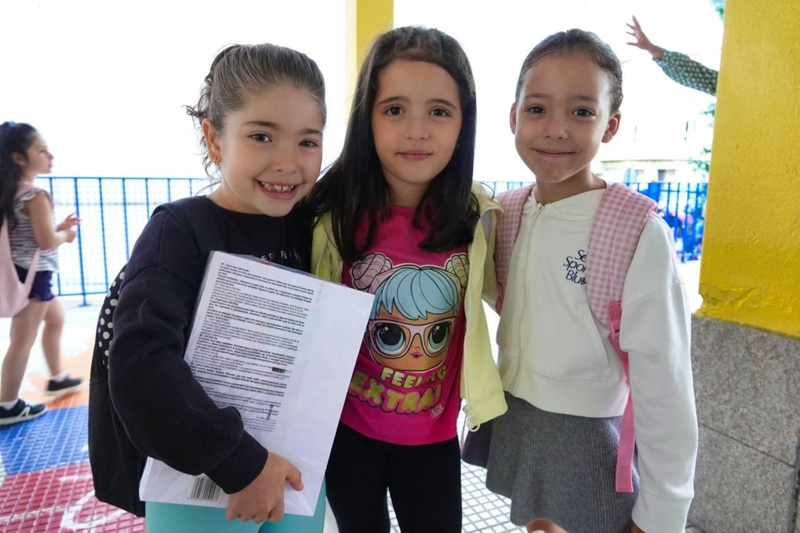 Tres alumnas de un colegio de Vigo, el primer día de clase. // Vicente Alonso