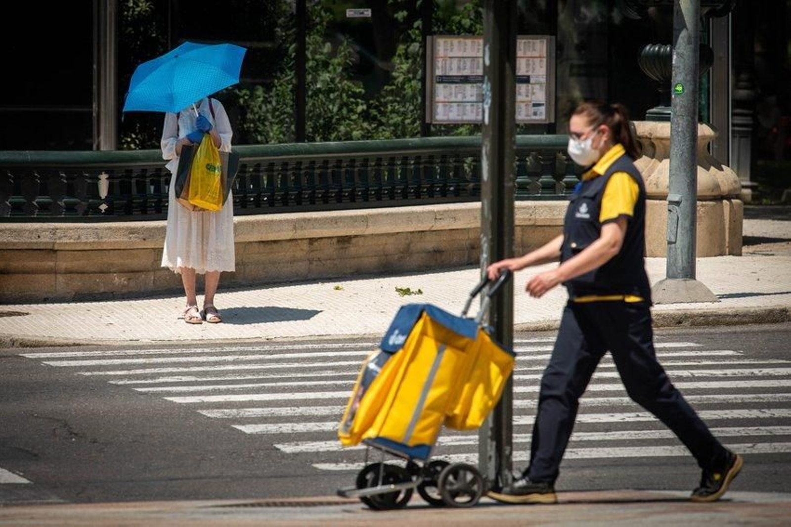 Detalles del ambiente diario en la ciudad, con mucho calor y con los vecinos y vecinas haciendo uso de las múltiples terrazas de las cafeterías. FOTO: ÓSCAR PINAL