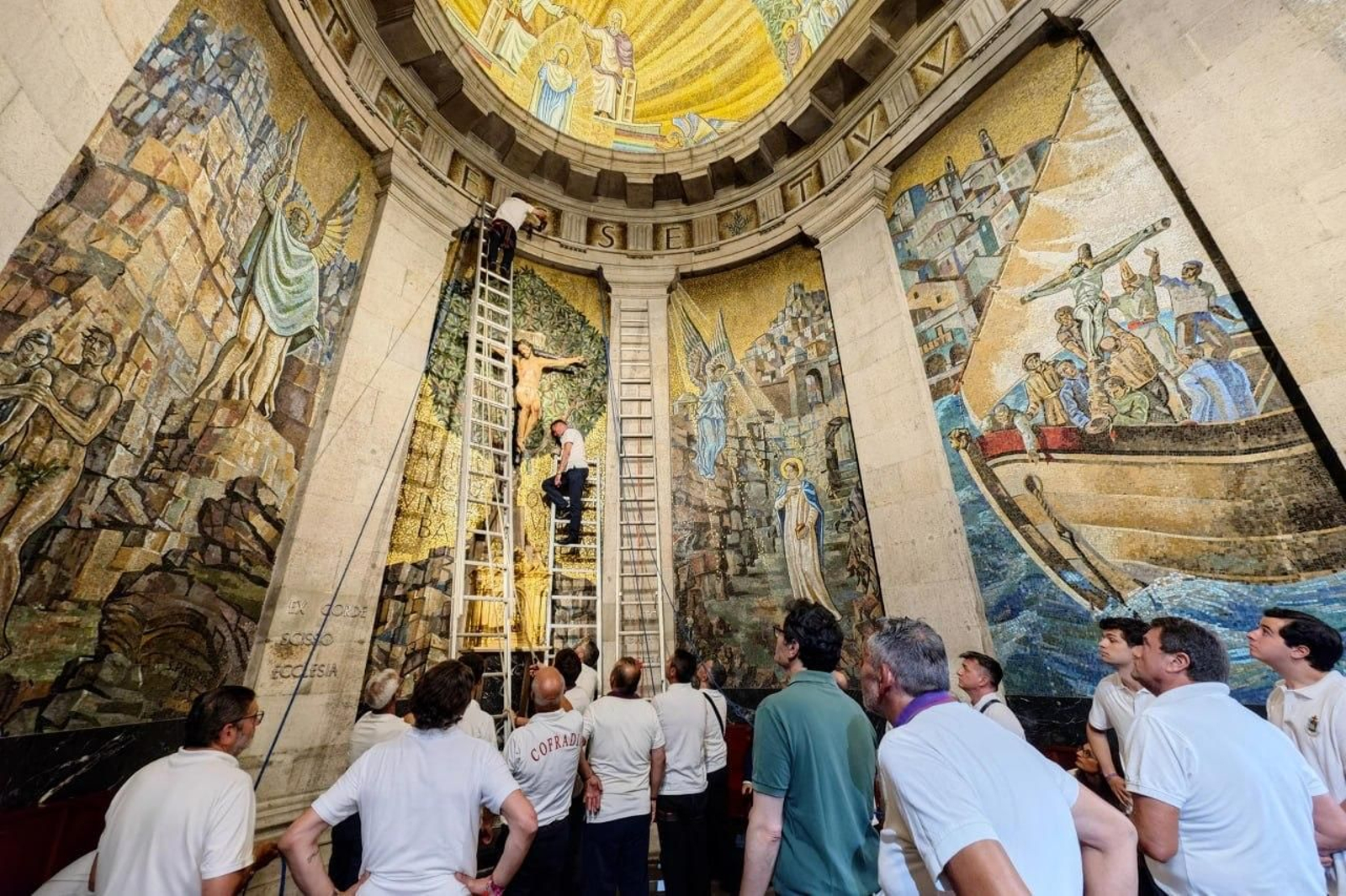 Galería | Vigo vive el pregón y el descendimiento del Cristo da Victoria