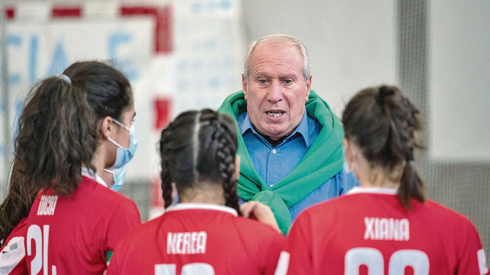 Piñeiro dialoga con sus jugadoras durante uno de los encuentros disputados en Oira.
