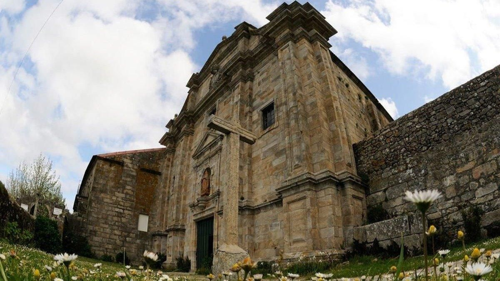 Imaxe do exterior do Mosteiro de Oia na actualidade.